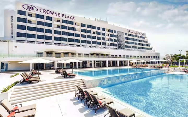 Crowne Plaza Muscat
4 to 5-star beachfront hotel
Features: Stunning Gulf of Oman views, direct beach access, good value compared to ultra-luxury resorts
Area: Qurum
Average price: $150–$220 per night
Popular among repeat visitors to Oman.
