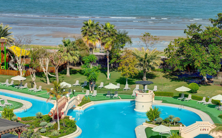 5-star hotel
Features: Large property, multiple restaurants, tennis courts, family-friendly atmosphere
Area: Shatti Al Qurum
Average price: $180–$260 per night
Offers a strong balance between location, facilities, and price.