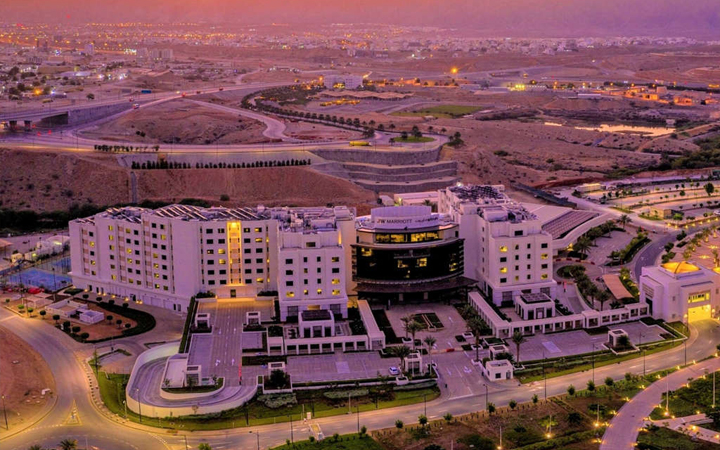 JW Marriott Hotel Muscat
5-star city hotel
Features: Modern rooms, business-friendly, close to the airport and convention center, full facilities
Area: Madinat Al Irfan
Average price: $170–$230 per night
More suitable for business travelers than beach holidays.