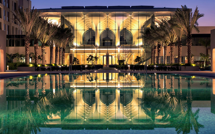 5-star beachfront resort
Features: Private beach, family-friendly facilities, multiple dining options, kids club, spacious property
Area: Al Mouj
Average price: $250–$350 per night
A balanced option between luxury and relatively moderate pricing.