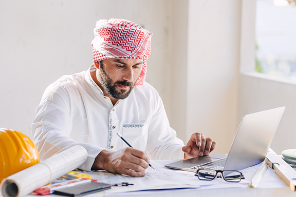 A realistic overview of salaries and job income levels in Oman for expats and professionals in 2026.
Average salary in Oman 2026 — worker checking income and job opportunities in Muscat