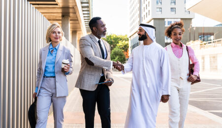 صورة توضح سوق العقارات في سلطنة عمان مع شرح قوانين شراء وبيع المنازل ورسوم نقل الملكية وشروط تملك الأجانب 2026