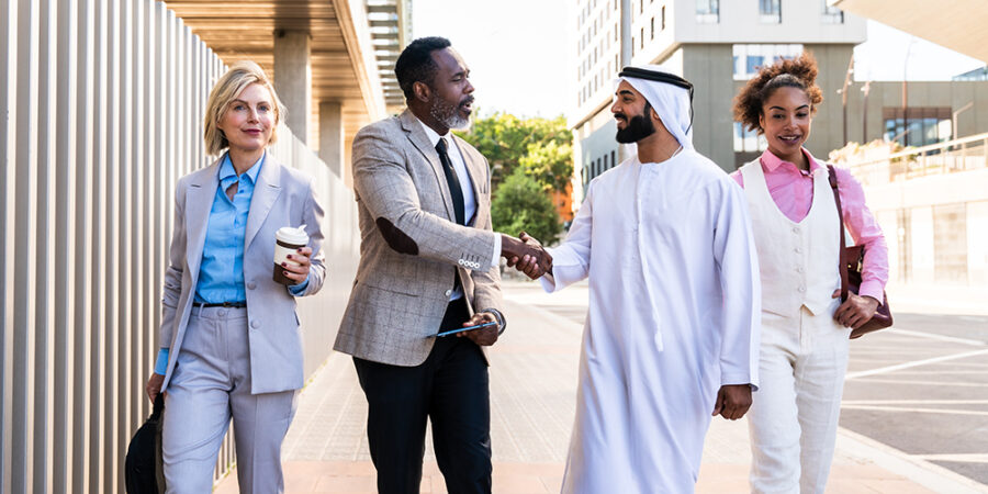 صورة توضح سوق العقارات في سلطنة عمان مع شرح قوانين شراء وبيع المنازل ورسوم نقل الملكية وشروط تملك الأجانب 2026