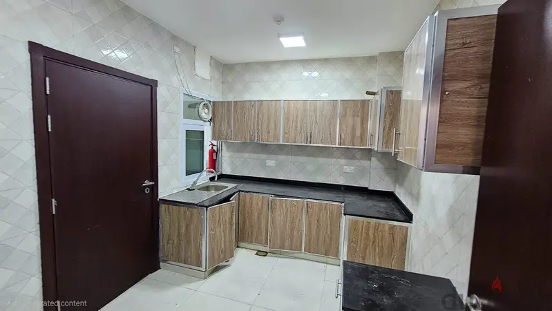 شقة مميزة تقع في الخوض السادسة بالقرب من دائرة التنمية الاجتماعية-2BHK