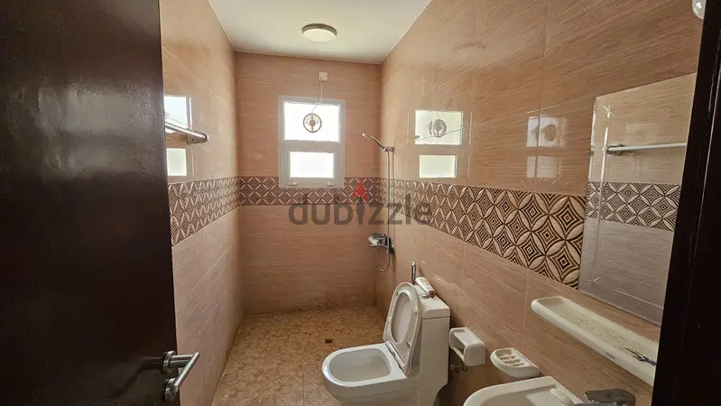 شقة مميزة تقع في الخوض السادسة بالقرب من دائرة التنمية الاجتماعية-2BHK