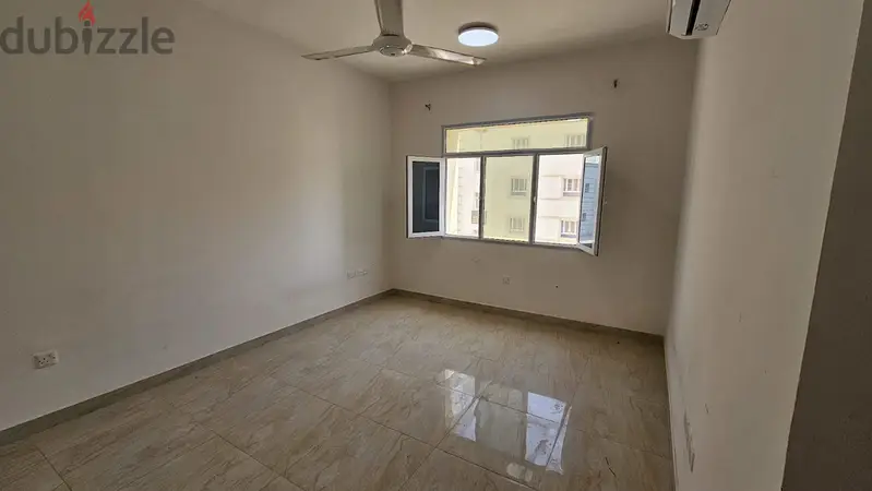 شقة مميزة تقع في الخوض السادسة بالقرب من دائرة التنمية الاجتماعية-2BHK