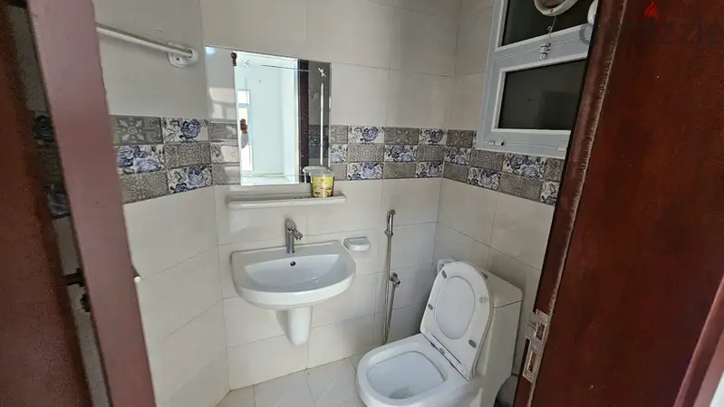 شقة مميزة تقع في الخوض السادسة بالقرب من دائرة التنمية الاجتماعية-2BHK