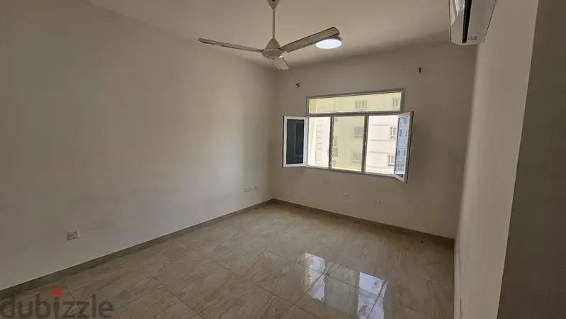 شقة مميزة تقع في الخوض السادسة بالقرب من دائرة التنمية الاجتماعية-2BHK