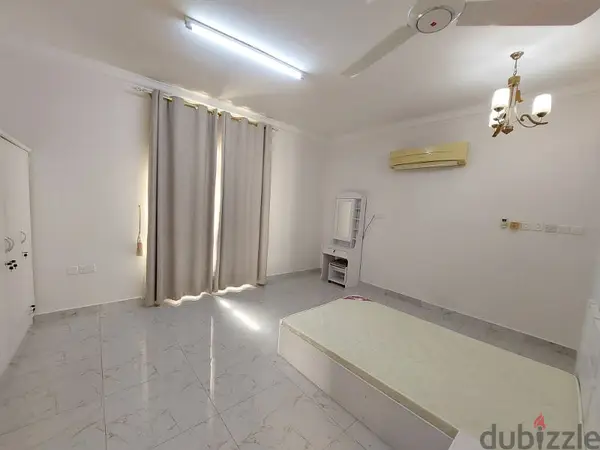 غرفة مع دورة مياه خاصة للموظفات في الموالح الجنوبية