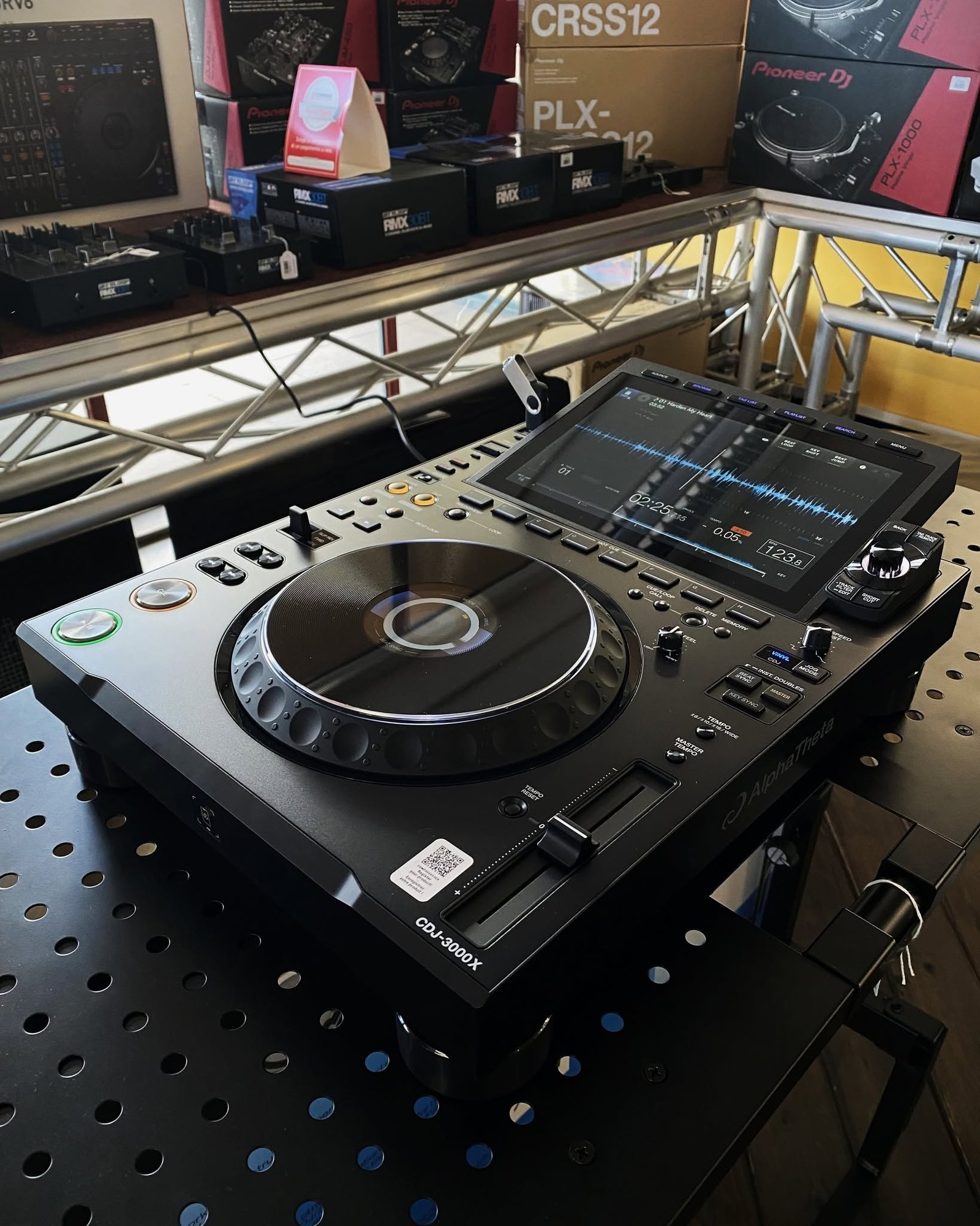 AlphaTheta CDJ-3000X , Pioneer CDJ-3000, Pioneer DJ DJM-A9, AlphaTheta Euphonia, Pioneer CDJ-2000NXS2, Pioneer DJM-900NXS2, Pioneer DJ DJM-V10 , Pioneer DJ DJM-S11, Denon DJ Prime 4+ , Allen & Heath Xone:96,