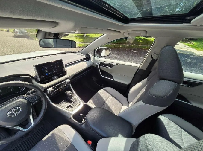 Toyota RAV4 XLE 2025 Low Kilometer